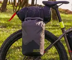 Old Man Mountain Hemlock bags på en Bombtrack