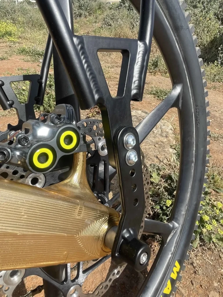 Divide rack mounted on an Pole Voima ebike