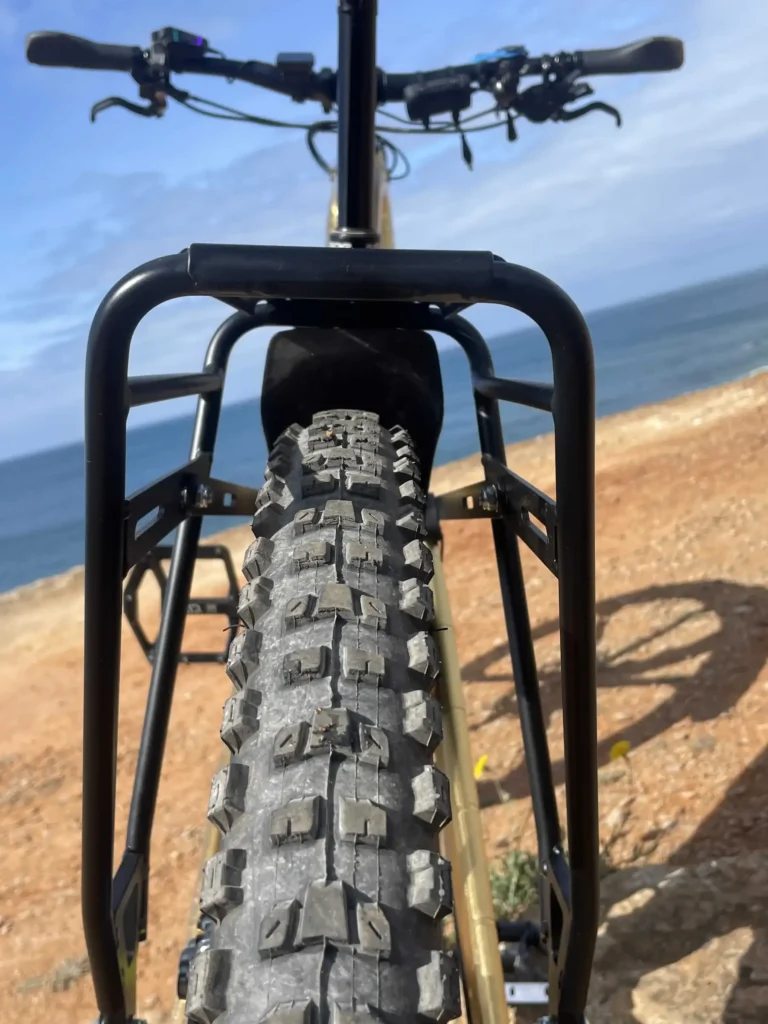 Divide rack mounted on an Pole Voima ebike