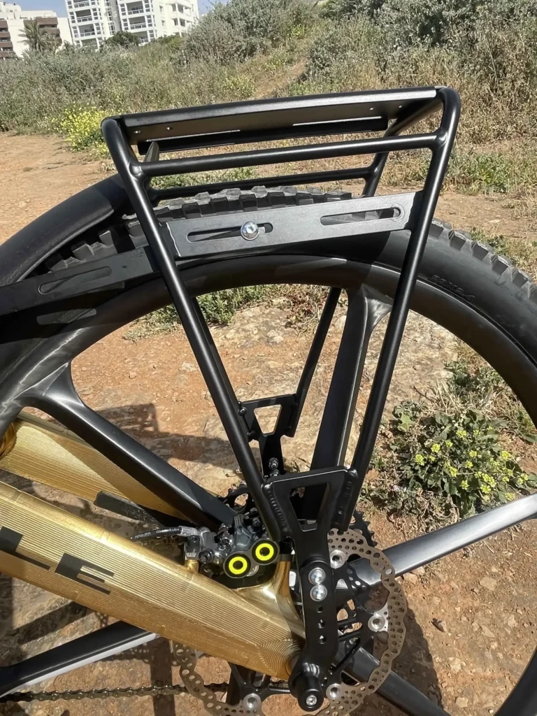 Divide rack mounted on an Pole Voima ebike